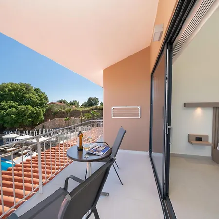 מלון דירות The 